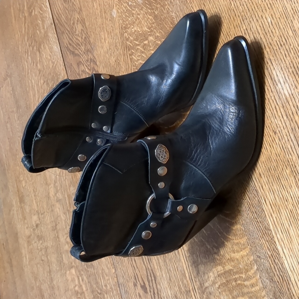 Size 9 DURANGO LEATHER ANKLE BOOTS